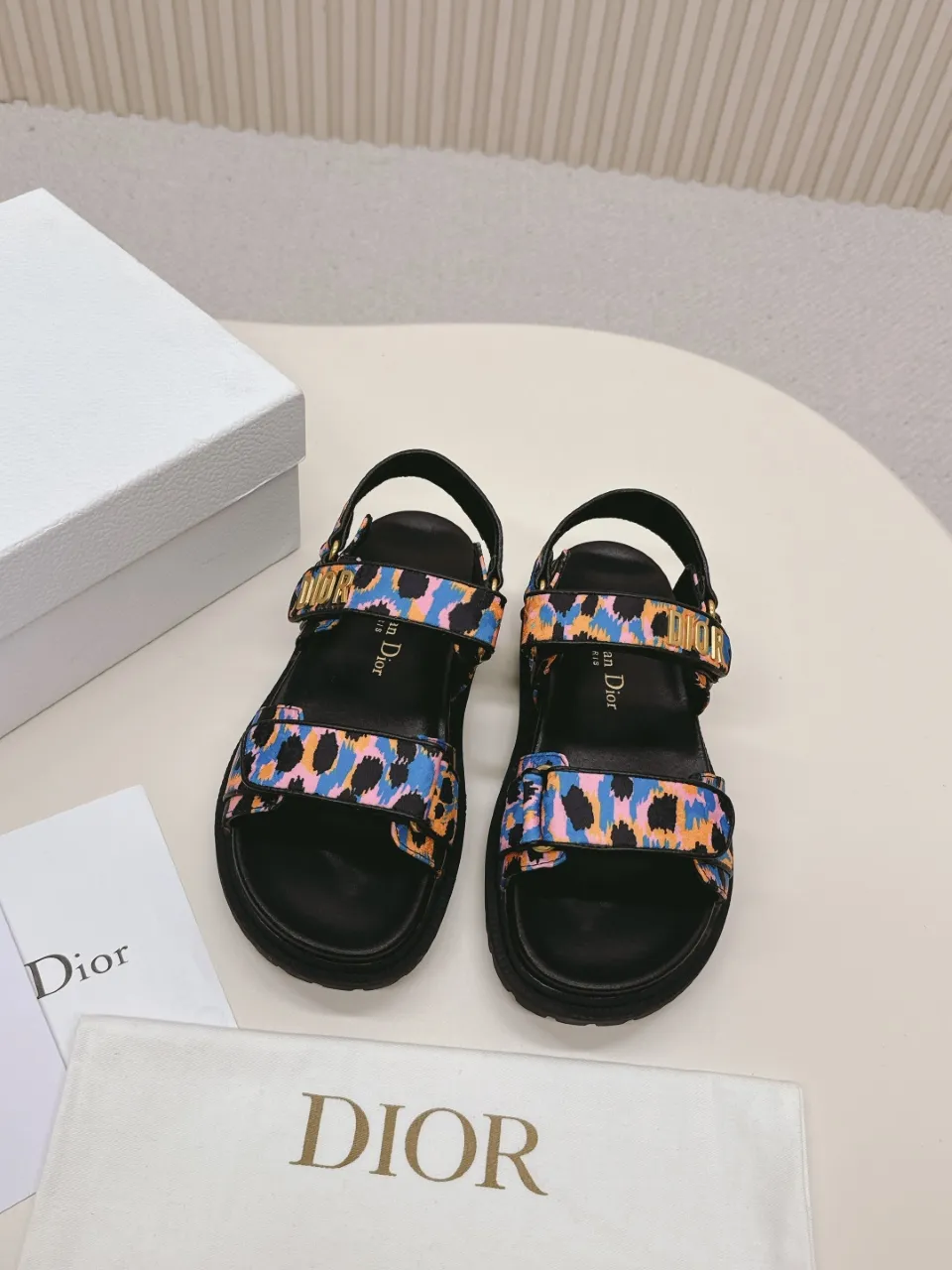👟👟Ex-factory price 480👟👟 DIOR classic sandals mixed sheepskin DiorAct sandals are fashionable. Paired with an insole that fits the shape of your foot, it's made of exceptionally lightweight and comfortable leather. The upper straps are fastened with Velcro and are decorated with a gold-finish metal "Dior" logo, which complements the style design. These sandals add a modern edge to any look. Fabric: Imported mixed sheepskin Lining: Imported sheepskin Outsole: Original TPU outsole Code number: 35-42 (41 42 customized, non-refundable)